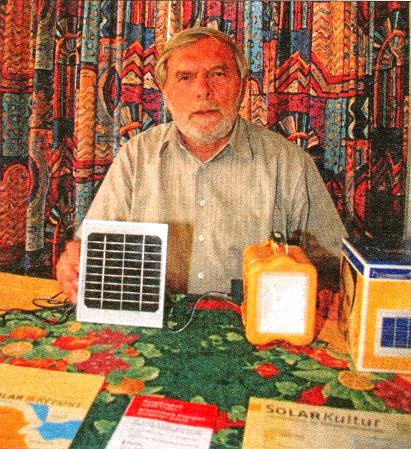 Konrad Fleig mit den vor ihm aufgebauten Solarmodulanlagen.
Aus „Pfinztal Aktuell” vom 15. Oktober 2009.